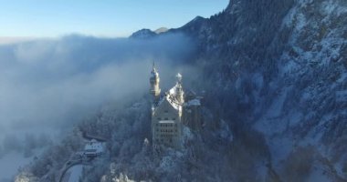 Neuschwanstein Şatosu havadan görünümü gündoğumu kış manzara içinde.