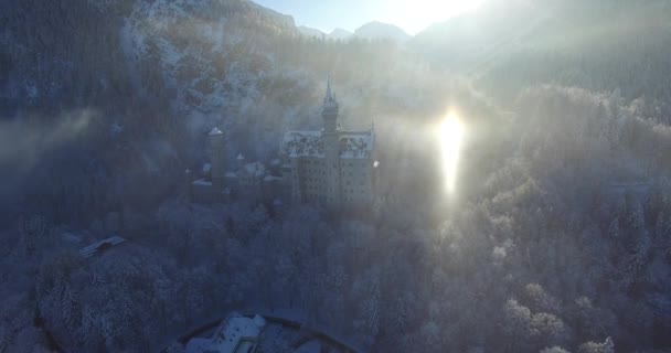 Luftaufnahme von Schloss Neuschwanstein bei Sonnenaufgang in der Winterlandschaft. — Stockvideo