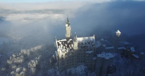 Vista aérea do Castelo de Neuschwanstein ao nascer do sol na paisagem de inverno . — Vídeo de Stock