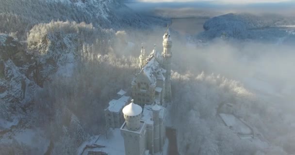 Widok na zamek Neuschwanstein na wschód w zimowy krajobraz. — Wideo stockowe