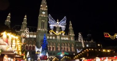Vienna, Avusturya - 30 Kasım 2015: Rathaus adlı Noel pazarının dışına.