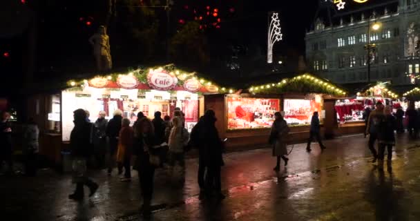ВЕНА, Австрия - 30 НОЯБРЯ 2015: Рождественская ярмарка в Ратхаусе . — стоковое видео