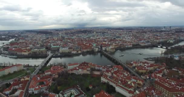 Воздушный вид Праги, Чешская республика. — стоковое видео