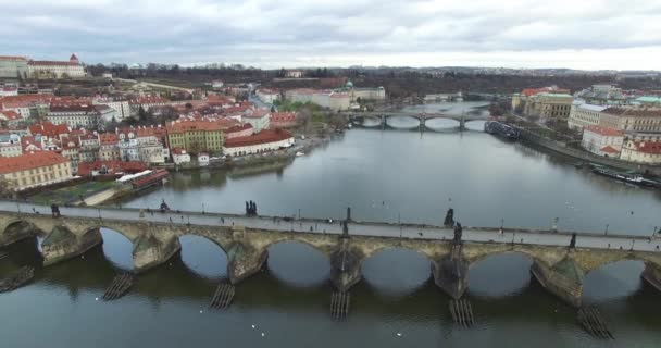 Prag ve Czech cumhuriyetinin havadan görüşü. — Stok video