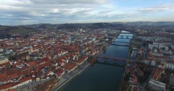 Bulutlu gün şehirde Maribor görünümünü antenler — Stok video