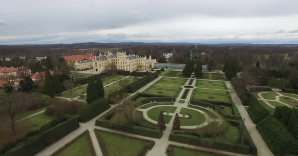 Luchtfoto van Lednice kasteel in Tsjechische Republiek — Stockvideo
