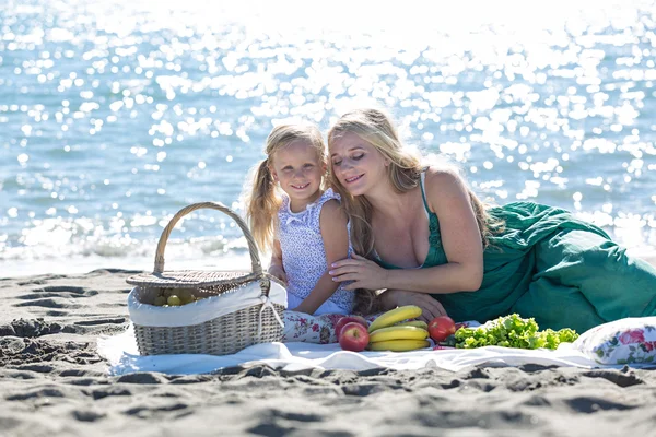 Matka a dcera na pikniku — Stock fotografie