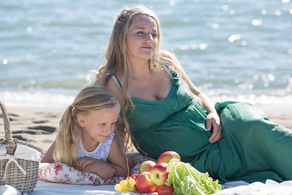 Matka a dcera na pikniku — Stock fotografie