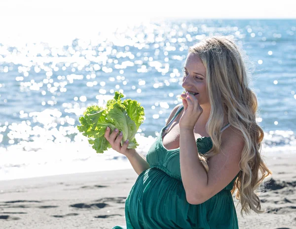 Mutter und Tochter beim Picknick — Stockfoto