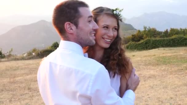 La novia y el novio posando al atardecer — Vídeo de stock