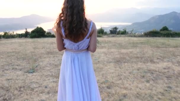 La novia y el novio posando al atardecer — Vídeos de Stock