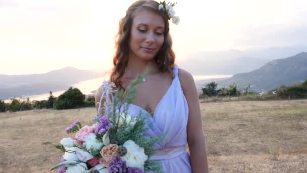 Nevěsta a ženich pózuje na západ slunce — Stock video