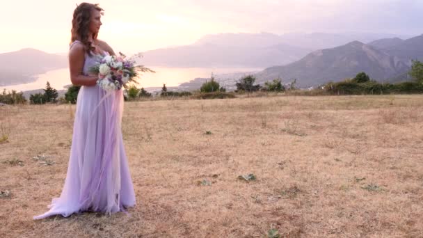 La novia y el novio posando al atardecer — Vídeo de stock