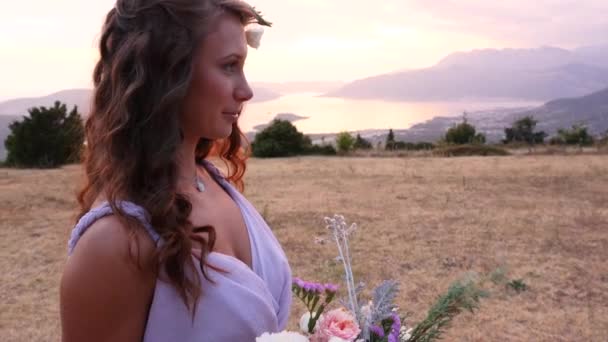 Nevěsta a ženich pózuje na západ slunce — Stock video
