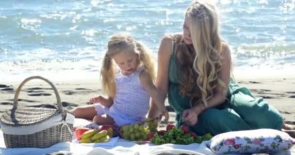 Madre e hija en un picnic — Vídeos de Stock