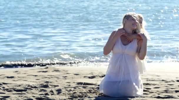 Anya és lánya játszik a strandon — Stock videók