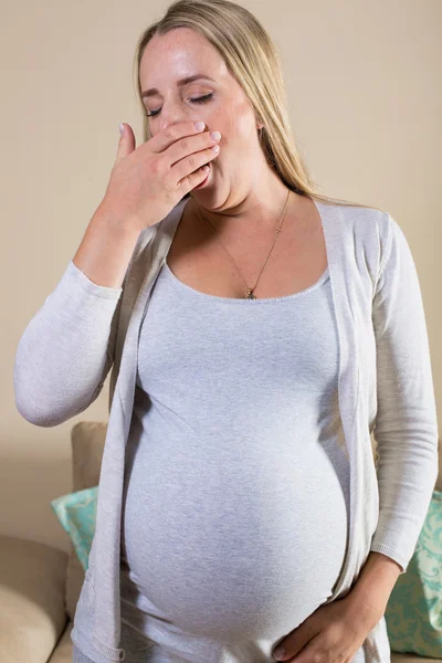 Schwangere gähnt hinter der Hand — Stockfoto