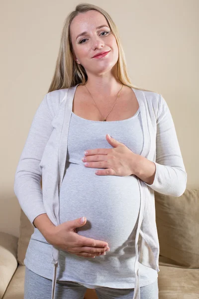 Schwangere streichelt ihren Bauch — Stockfoto