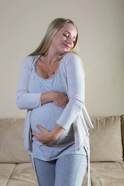 Terhes nő simogatja a hasát — Stock Fotó