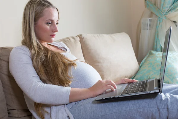 Terhes nő időt tölt egy laptop — Stock Fotó