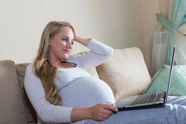 Schwangere verbringt Zeit mit Laptop — Stockfoto
