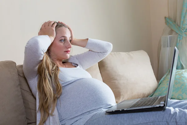 Schwangere verbringt Zeit mit Laptop — Stockfoto