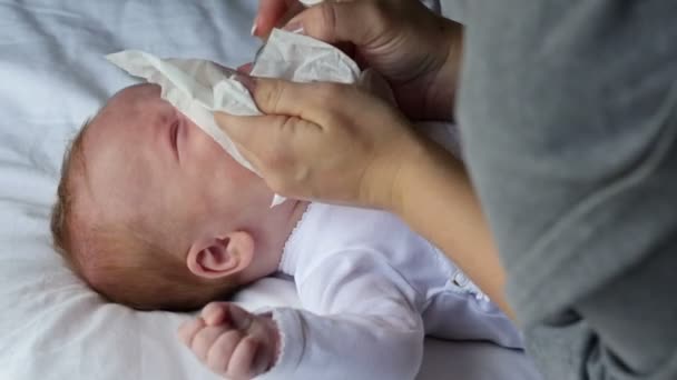 Mãe usando aspirador nasal de bebê. Ela está fazendo uma sucção de muco — Vídeo de Stock