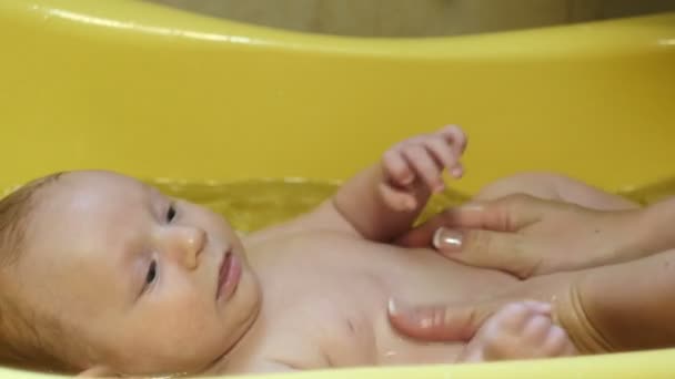 Kleine pasgeboren baby hebben een bad — Stockvideo