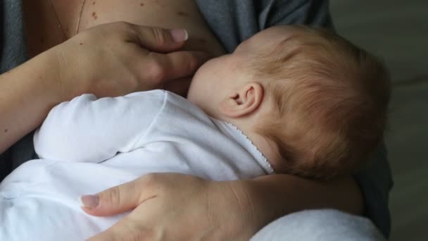 Mère s'en soucie. Allaitement bébé . — Video