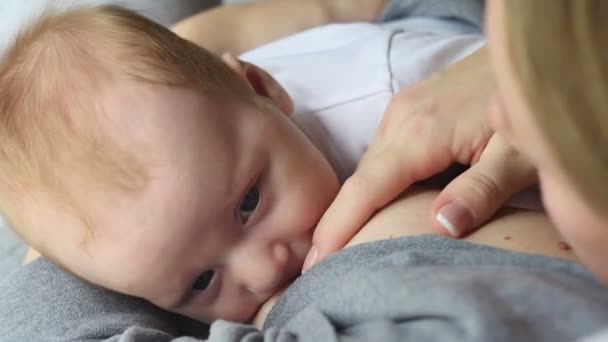 Cuidado de madre. Lactancia materna bebé . — Vídeos de Stock