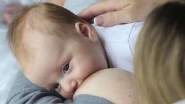 Anne bakım. meme besleme bebek.