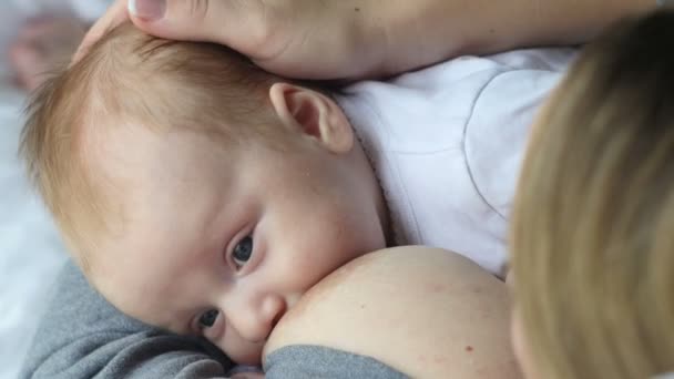 Cuidado de madre. Lactancia materna bebé . — Vídeos de Stock