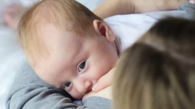 Anne bakım. meme besleme bebek.