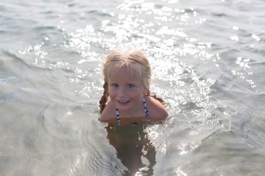 Denizde oturan mutlu kız