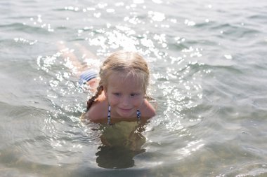 Denizde oturan mutlu kız