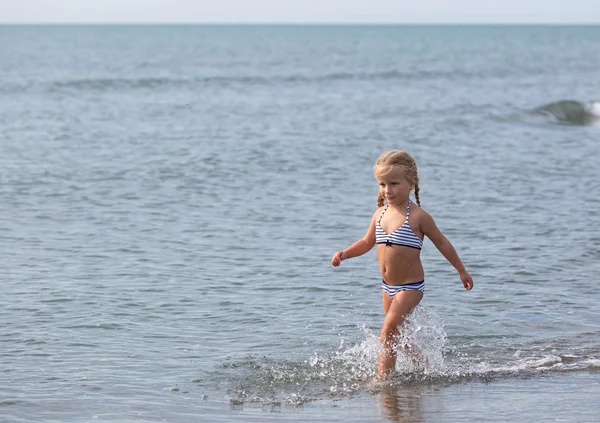 Девушка бежит вдоль пляжа — стоковое фото