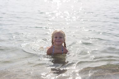 Denizde oturan mutlu kız