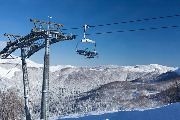 Remonte con asientos sobre la montaña —  Fotos de Stock