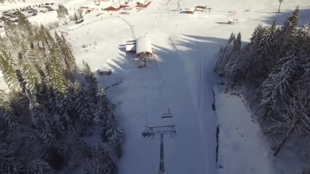 Letecký výhled na lyžařské středisko — Stock video