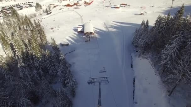 Uitzicht vanuit de lucht op het skigebied — Stockvideo