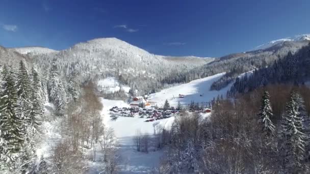 Uitzicht vanuit de lucht op het skigebied — Stockvideo