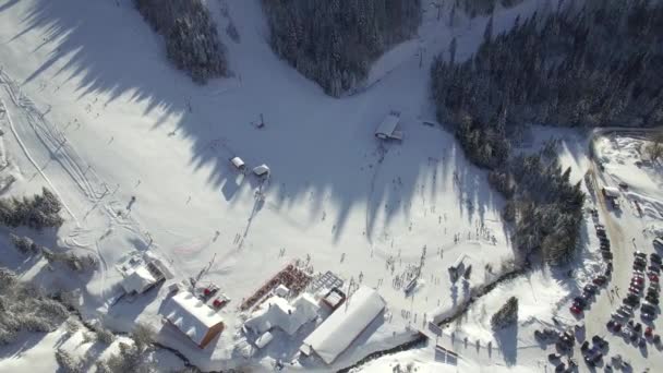 Vista aerea della stazione sciistica — Video Stock