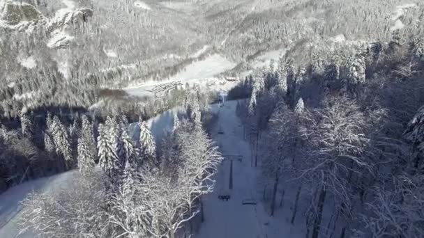 Вид с воздуха на горнолыжный курорт — стоковое видео