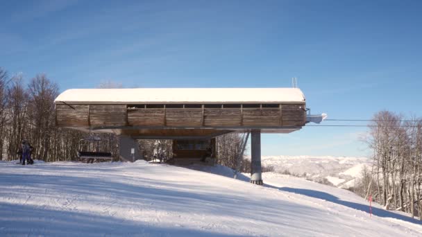 Estación de esquí en invierno — Vídeo de stock