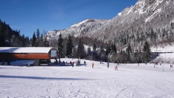 KOLASHIN, MONTENEGRO - 19 DE ENERO DE 2016: Kolasin 1450 estación de esquí en invierno — Vídeo de stock