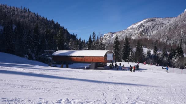 Kolashin, Montenegro - 19 januari 2016: Kolasin 1450 skigebied in de winter — Stockvideo