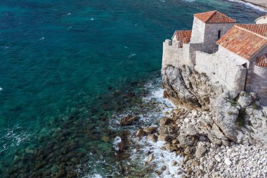 Eski şehir Budva ve Adriyatik Denizi