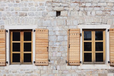 Doğal taştan örülmüş ev duvarı