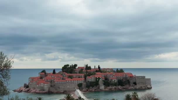 Île de Sveti Stefan par temps couvert — Video