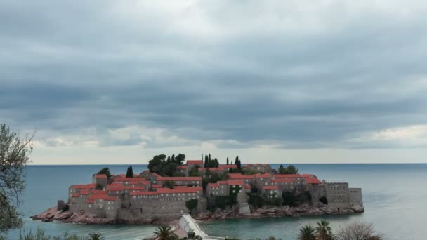 Island of Sveti Stefan in overcast — Stock Video